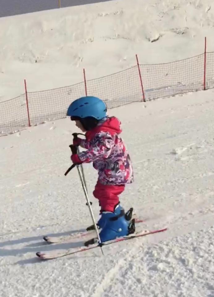 如何教小朋友学双板滑雪,4岁萌娃仅用了3周单双板滑雪