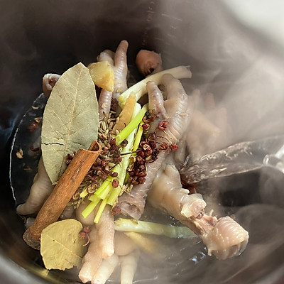 沉浸式吃卤鸡爪软烂脱骨,卤得很入味的脆皮鸡爪