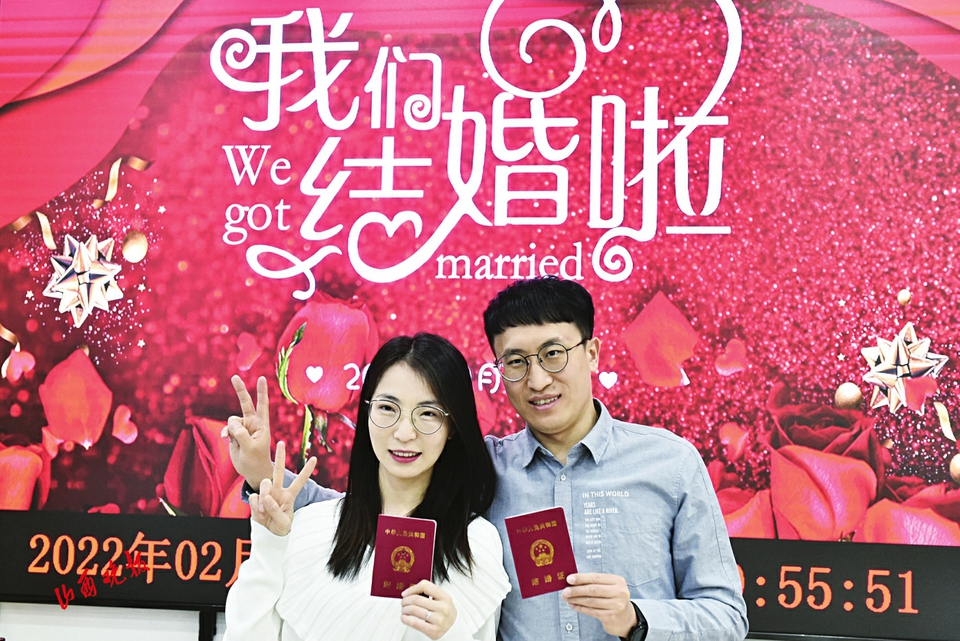 集体领证晒幸福有爱更有新风,领证是对这段感情最好的交代