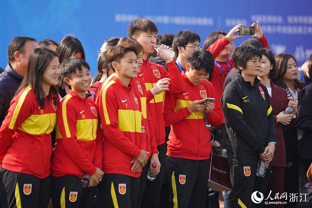 中国女足亚洲杯风雨彩虹铿锵玫瑰,女足亚洲杯夺冠风雨彩虹铿锵玫瑰