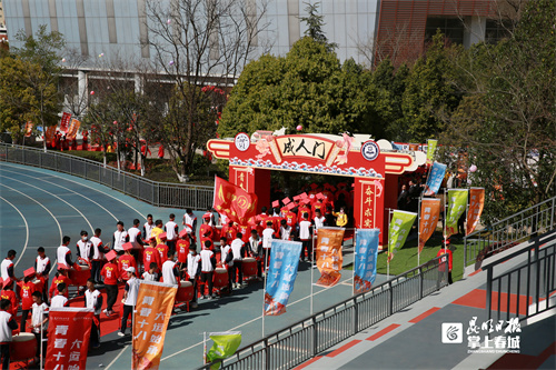 青春之我担使命昆十中为高三学生举行成人礼