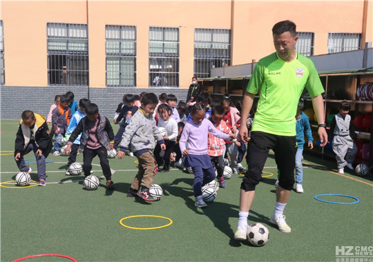 会泽县第二幼儿园：“少年足球”嗨起来