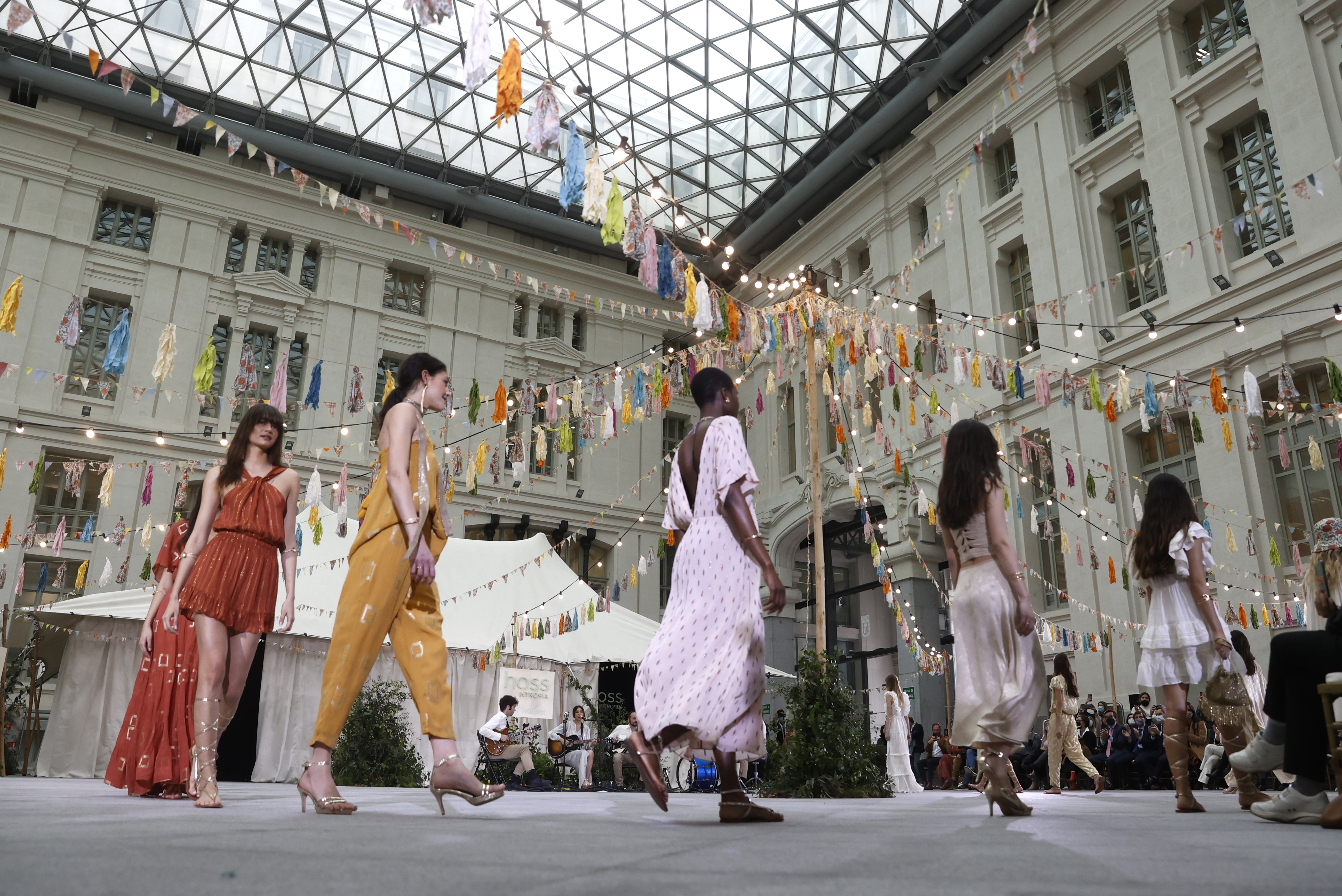 伦敦时装周2024女装秀,2024早春时装秀balenciaga