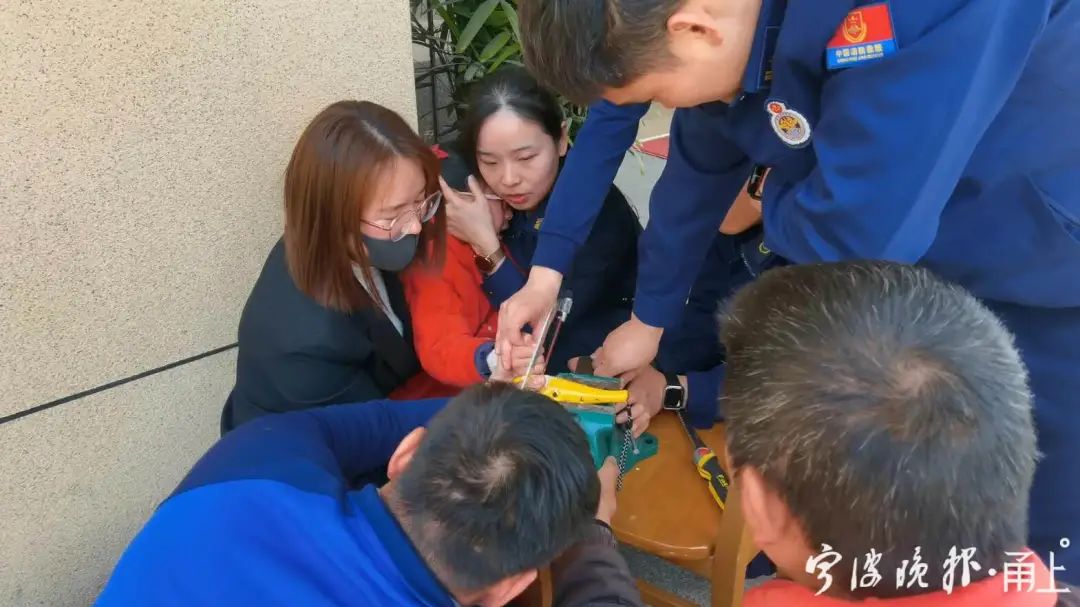 阿姨保护小女孩,阿姨保护女孩打110视频