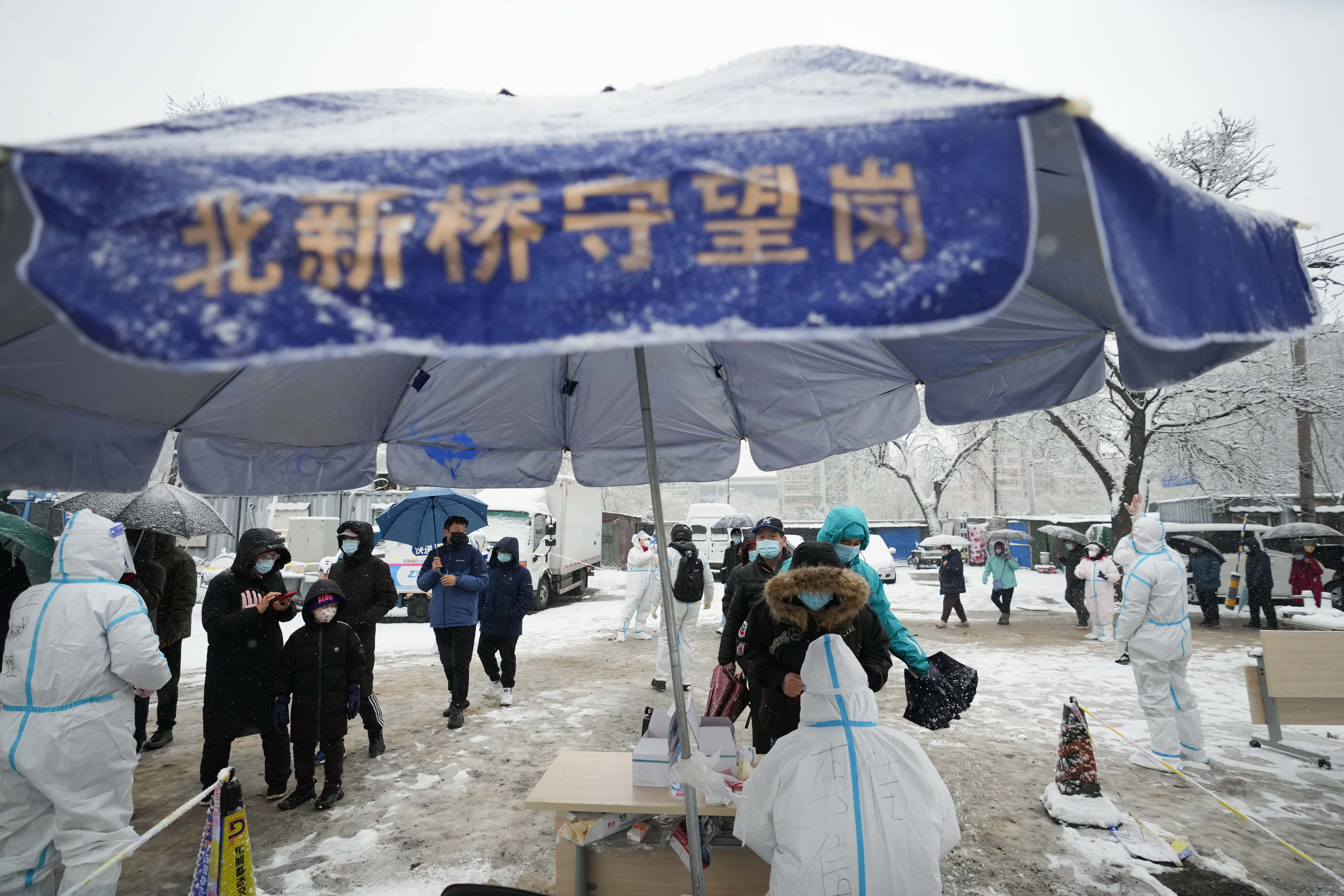 风雪中为疫情防控奉献,疫情防控致敬风雪严寒中的守护者