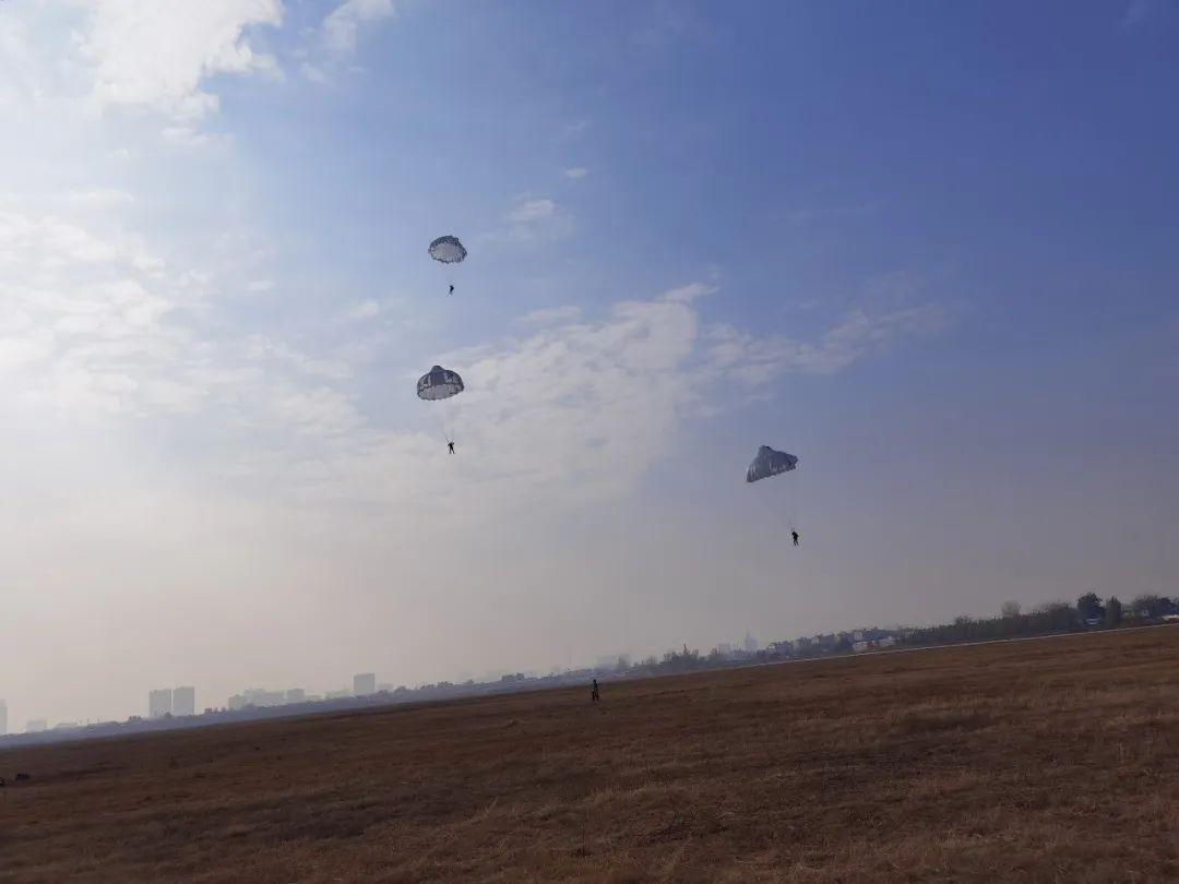 中国空军空降兵夜间伞降投送演练,空降兵伞降落地