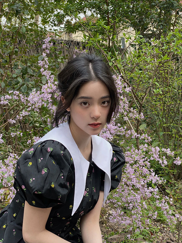 欧阳娜娜头像ins高级质感,欧阳娜娜穿碎花吊带晒阳光自拍