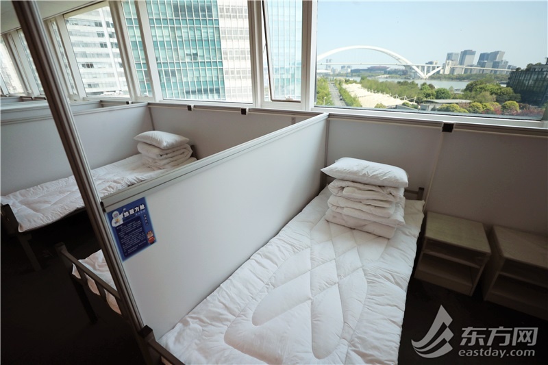 上海一线江景写字楼变方舱,上海黄浦区一座体育馆改建方舱