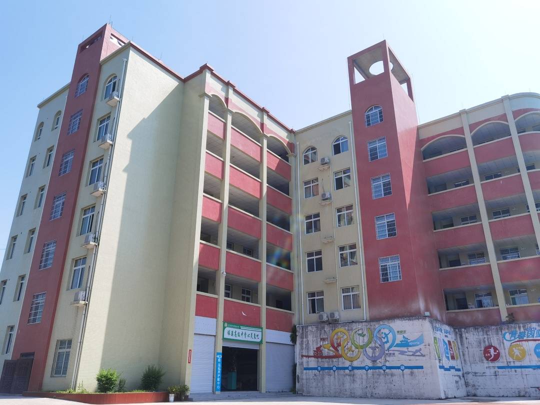 从“破帽遮颜”到“以校为傲”这个乡镇中学用改变赢得认可|记者蹲点日记