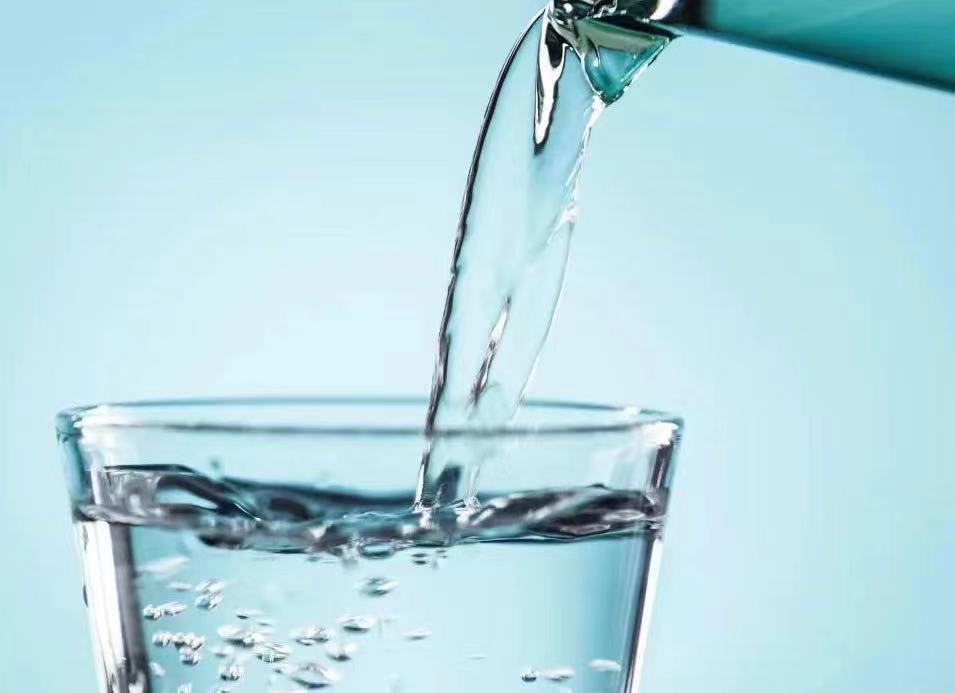 正确喝水的方法你都知道吗,成年人该怎样正确喝水