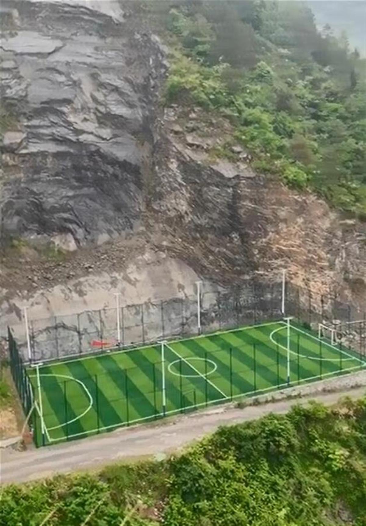 重庆深山悬崖边的足球场,重庆足球场建在什么位置