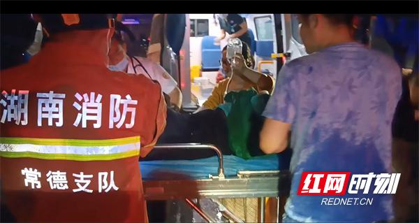 常德：雨夜电动车保险杠刺穿小腿，消防员来了……