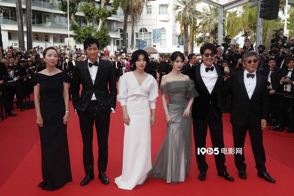 姜栋元出席活动,iu掮客韩国首映