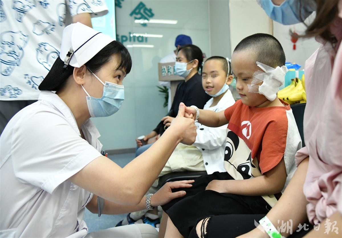 利川9岁男童“种”出新耳朵！儿童节前，他向武汉医护送上“暖心祝福”