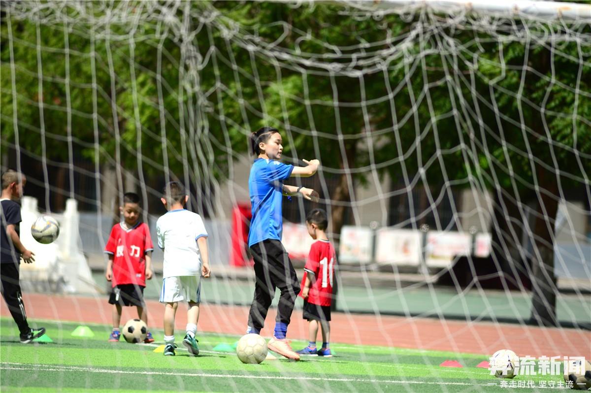 活力四射的足球儿童,乐享双减阳光体育趣味赛
