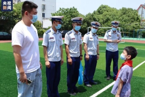 男孩冷静报警救下30只狗,男子三年前捡回一只小狗