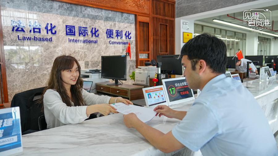 见摄自贸港｜海口江东新区项目专员“接单”为企业“跑腿”