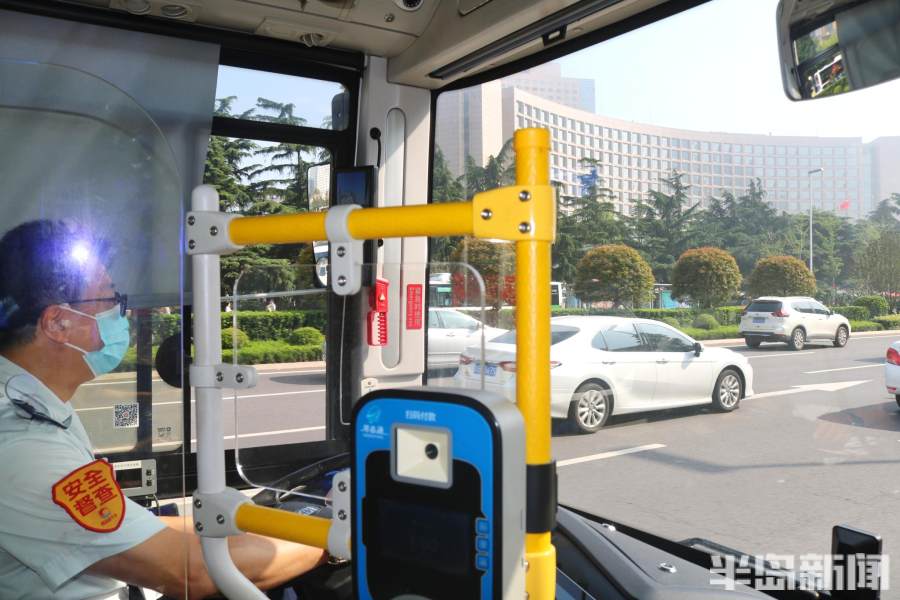 青岛这条繁华大道，因香港回归得名！104路公交线行驶25年见证沿线发展变迁