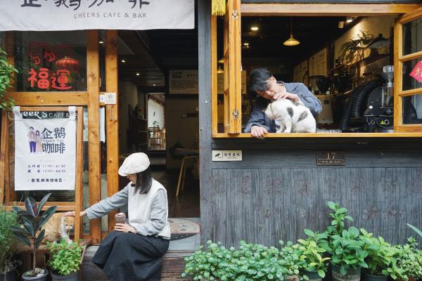 那些回老家的年轻人都怎么样了,那些回县城开店的年轻人