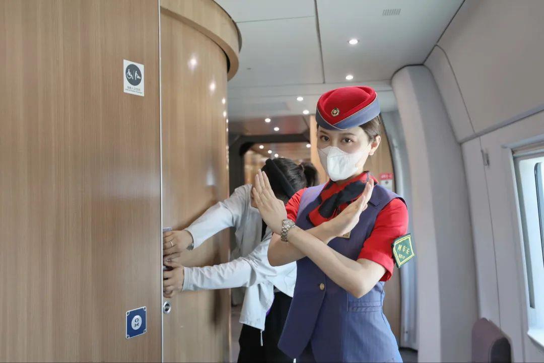 高铁列车上的一些常用功能,高铁列车控制器是啥样的