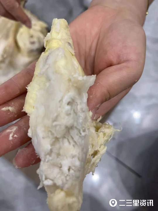 永辉超市买的散装榴莲馊了,顾客称买榴莲商家偷藏肉