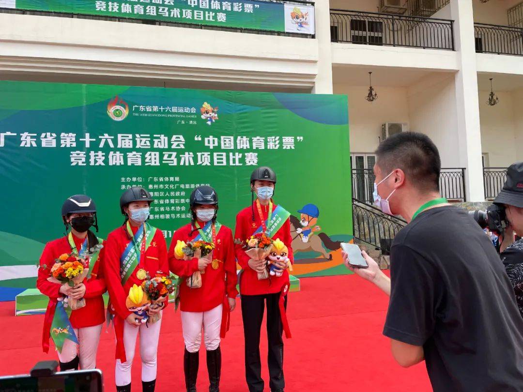 赛事总裁判长怀佩炘、路线设计师孙志坚为广东马术点赞