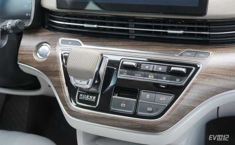 荣威imax8欢聚版路测,全球首款纯电mpv荣威imax8ev