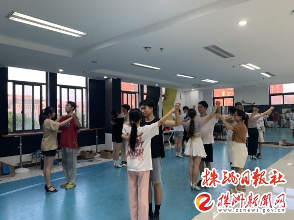 高温下的坚守烈日下的担当,高温下的一线坚守