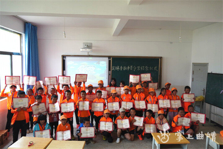 麒麟区开展“爱我中华·团结花儿向*党**开”青少年暑期活动