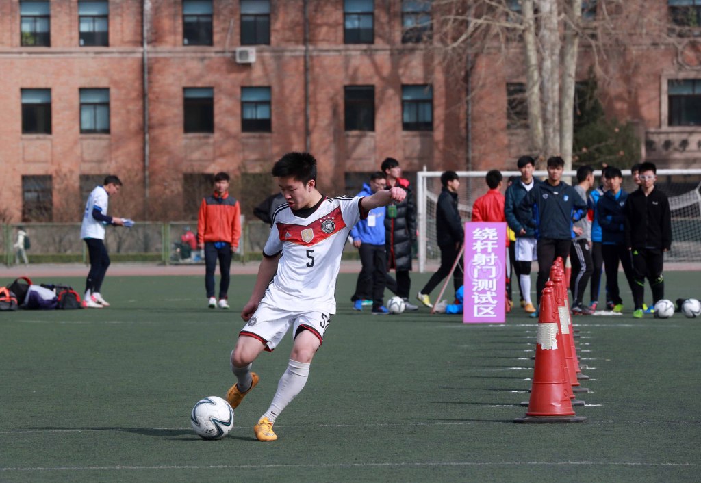 新闻周刊丨“踢”进象牙塔，升学新捷径？足球考试真不简单，伯乐的孩子也闹悬