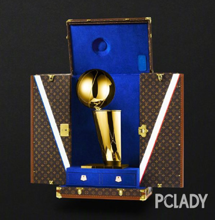 今年NBA总决赛冠军的奖杯箱又双叒由路易威登定制