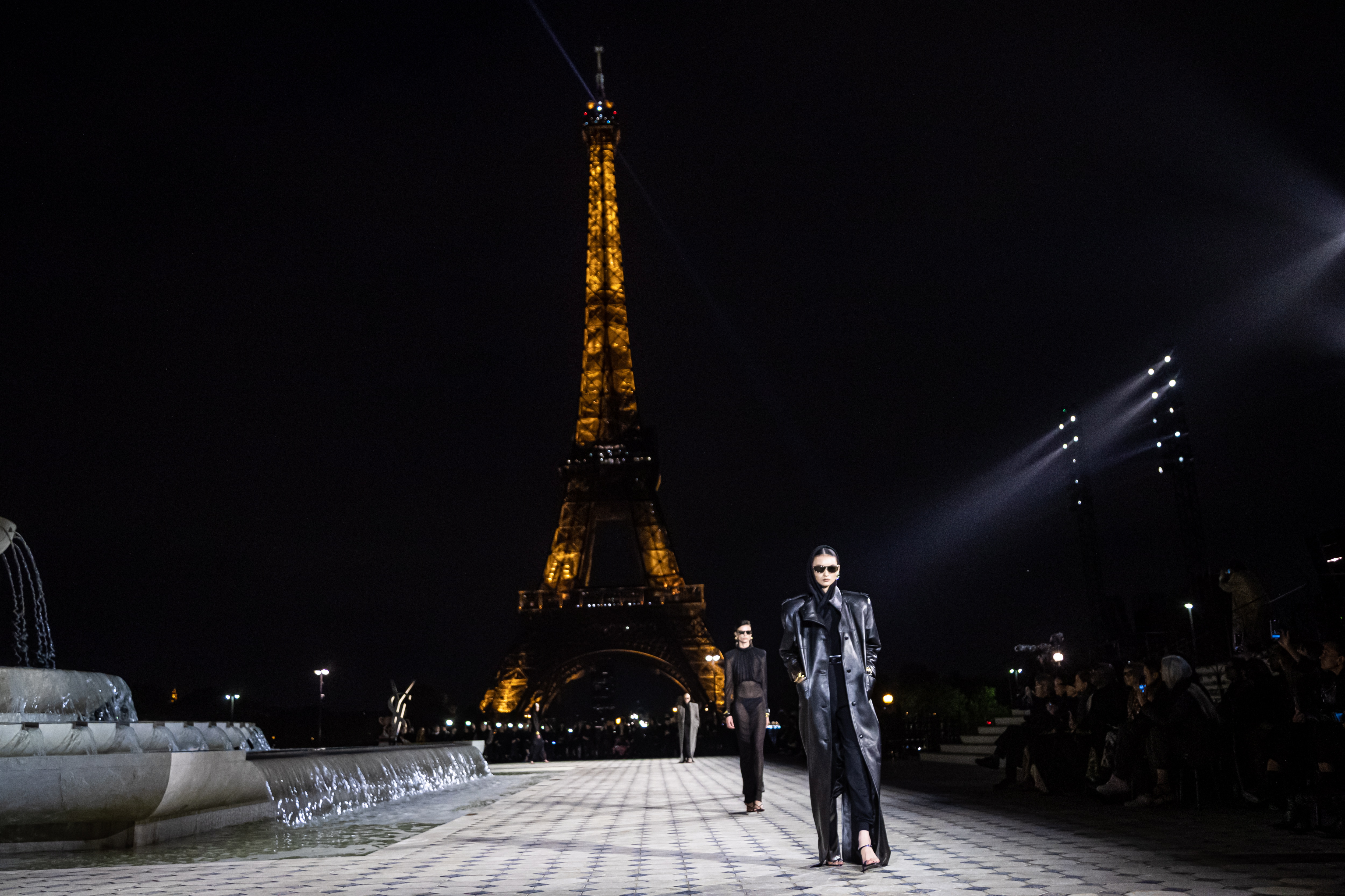 外代二线巴黎时装周,巴黎时装周圣罗兰品牌时装秀