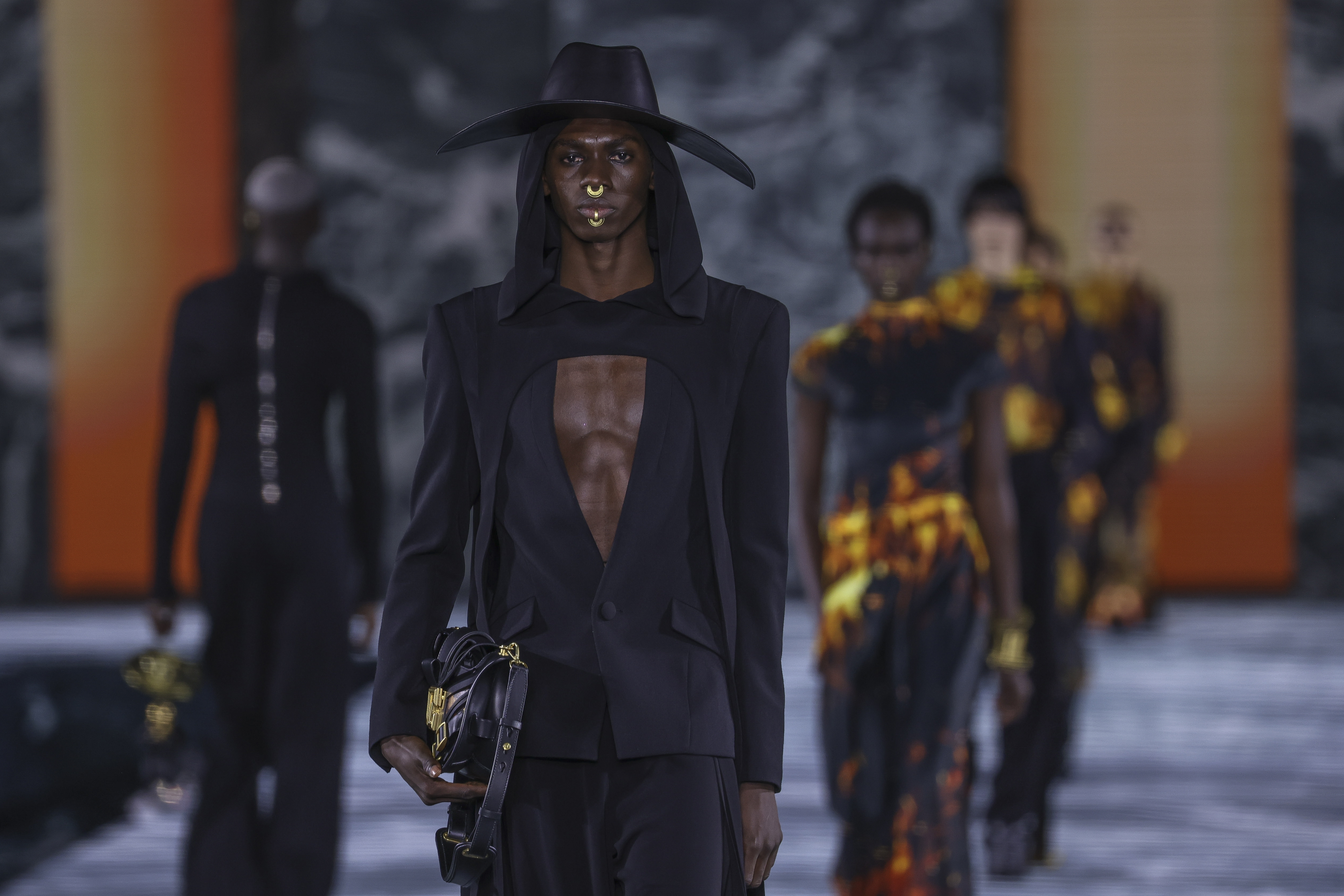 巴黎时装周外国人,balmain2923巴黎时装周秀场