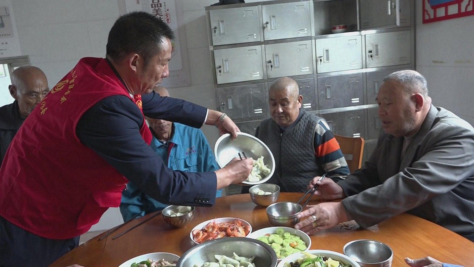 射阳：九九重阳敬老院里来了一群爱心儿女