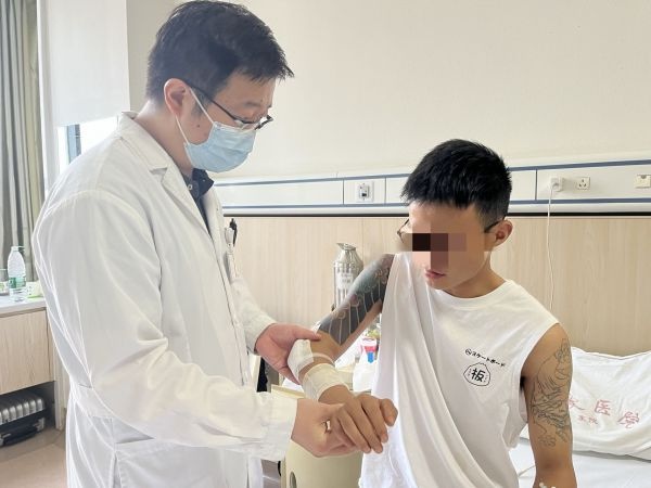 14岁男孩打篮球摔成残原因,小伙打篮球脚踝脱臼复位