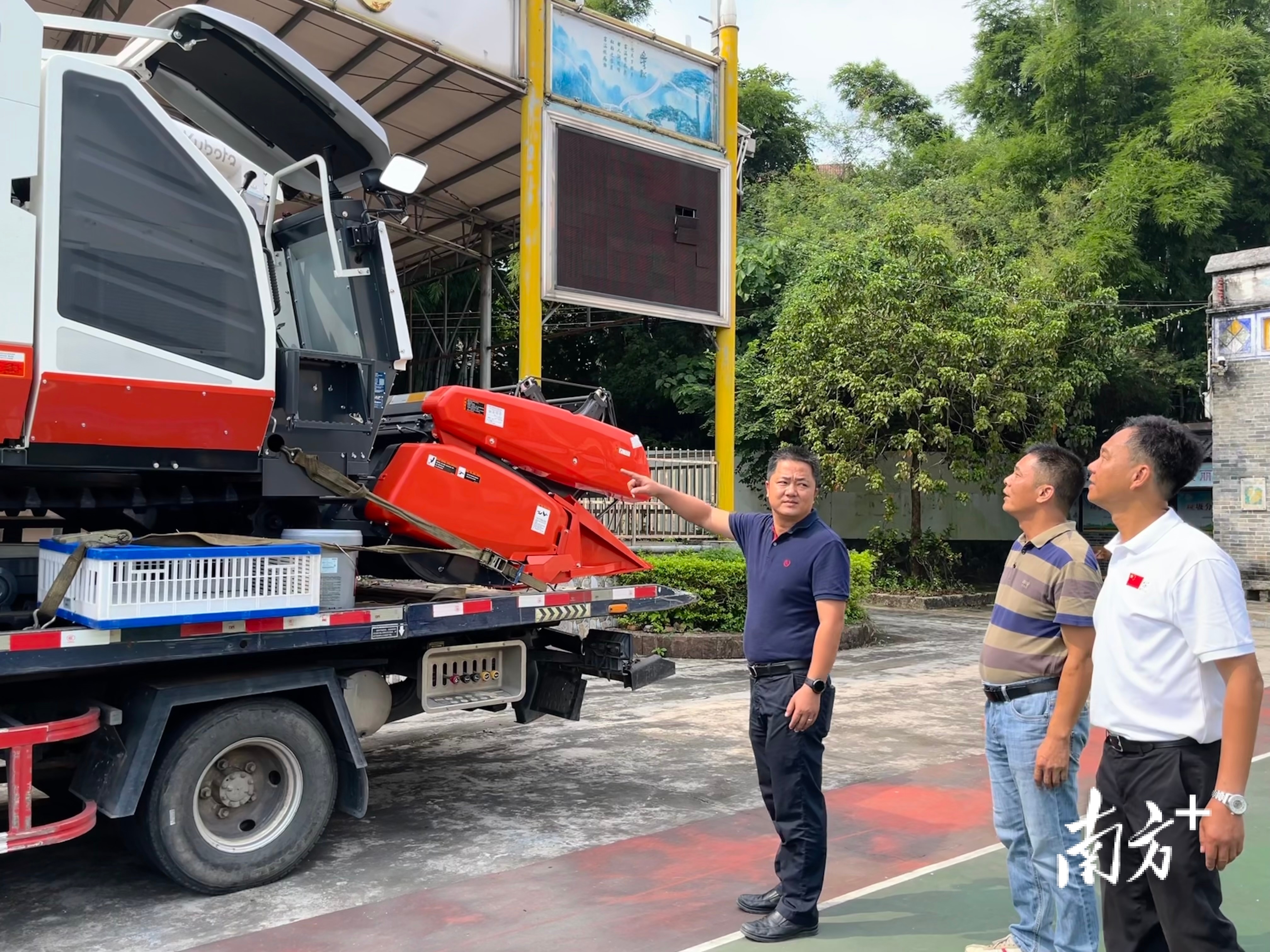 赞！坝塘村也有自己的收割机了