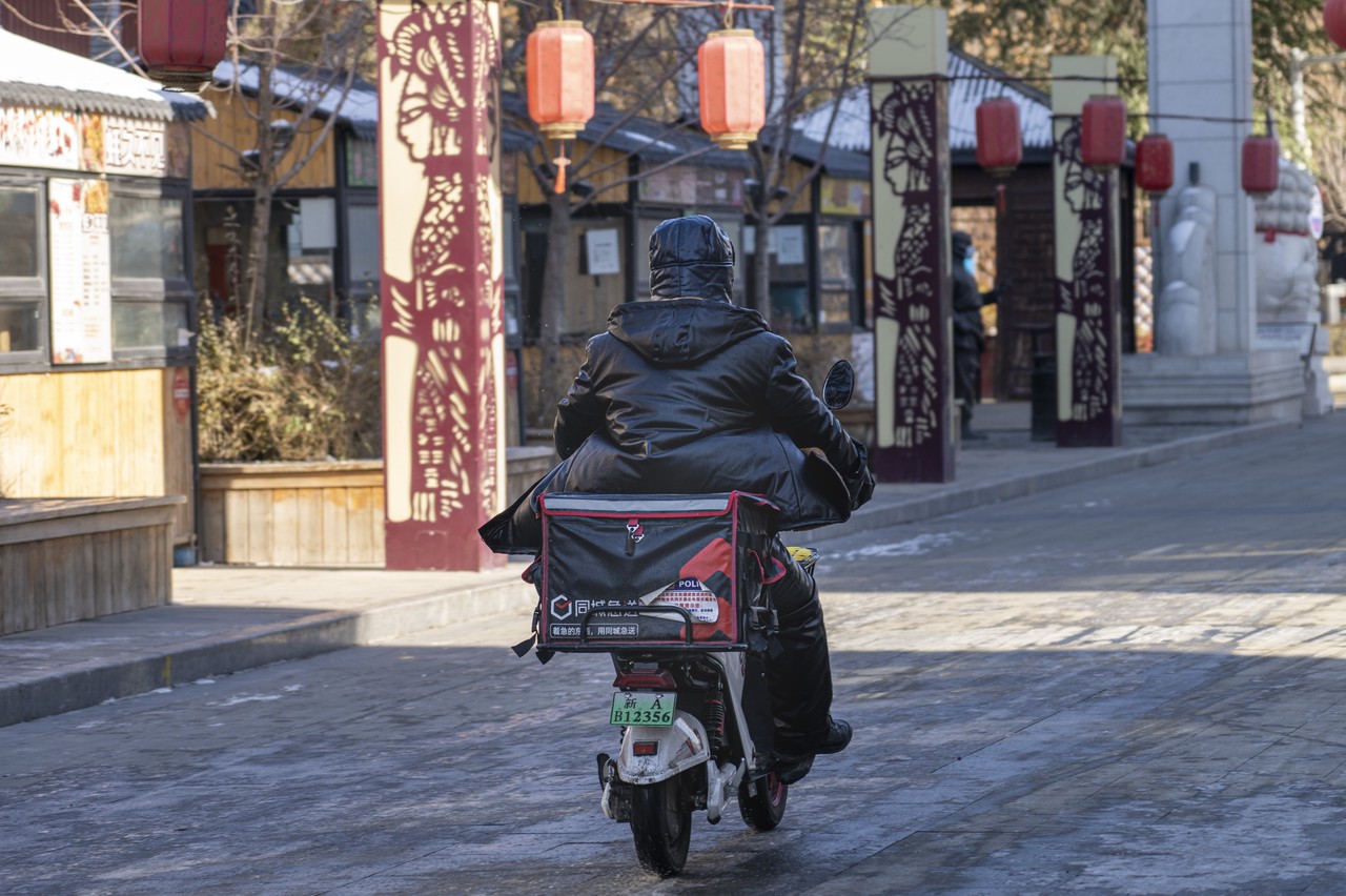 日薪千元5倍派费，顺丰、菜鸟豪掷数亿春节留人，快递小哥：不如回家过年