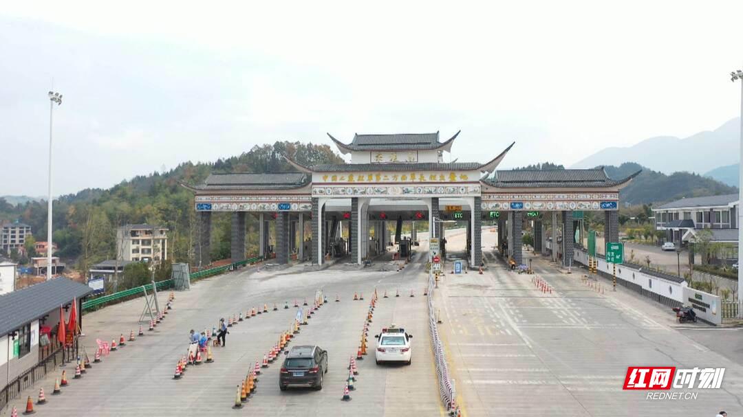 比看促实干实干促发展|“门面担当”越来越靓桑植高速出入口“颜值”升级