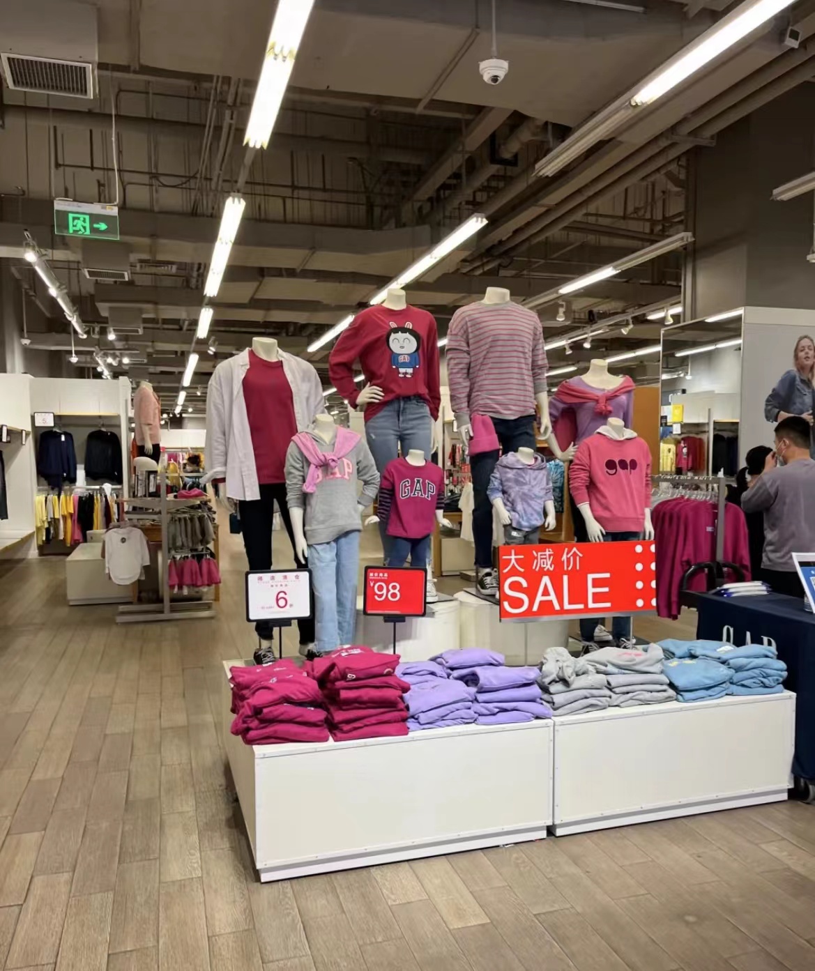 地铁站附近吃喝玩乐,地铁站附近逛街的地方