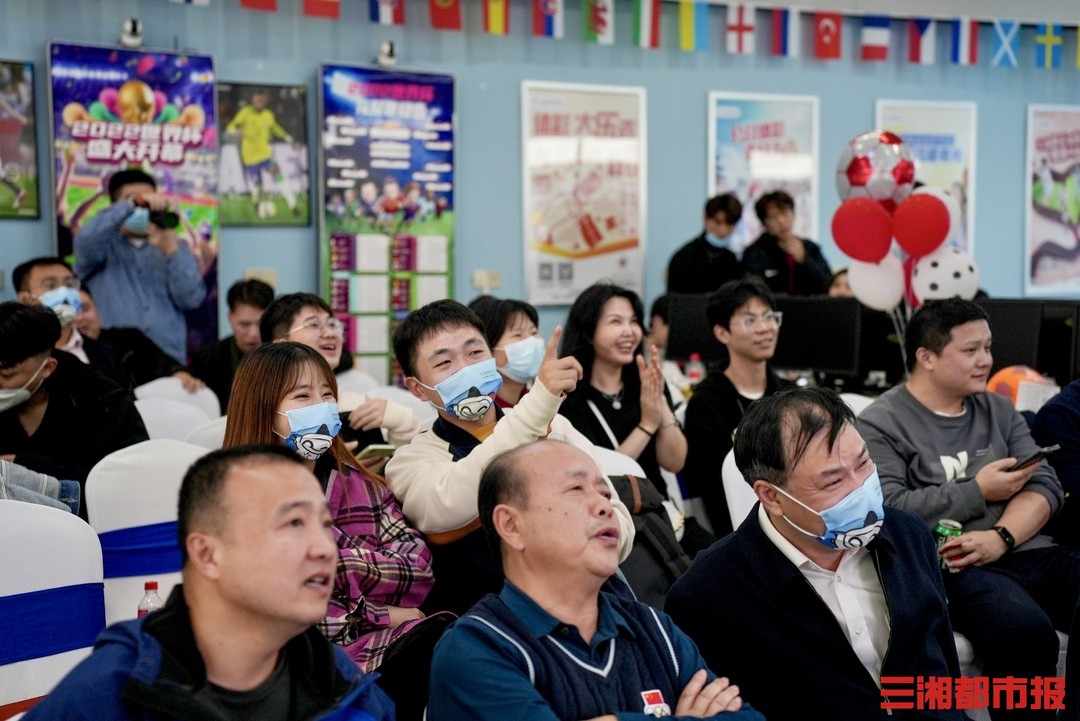 日本2:1逆转德国,这里的长沙球迷们荷尔蒙四溢