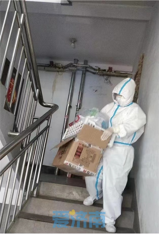 “大白”化身配送员济南各区县全力保障百姓“柴米油盐”充足