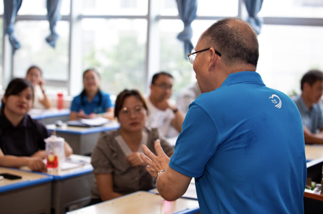 撑起乡村教育的希望,一支粉笔撑起一片蓝天