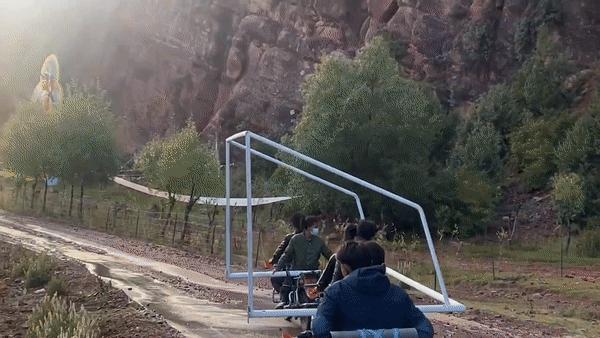 追光｜除了赚钱养家，山里的爸爸们还能修足球场