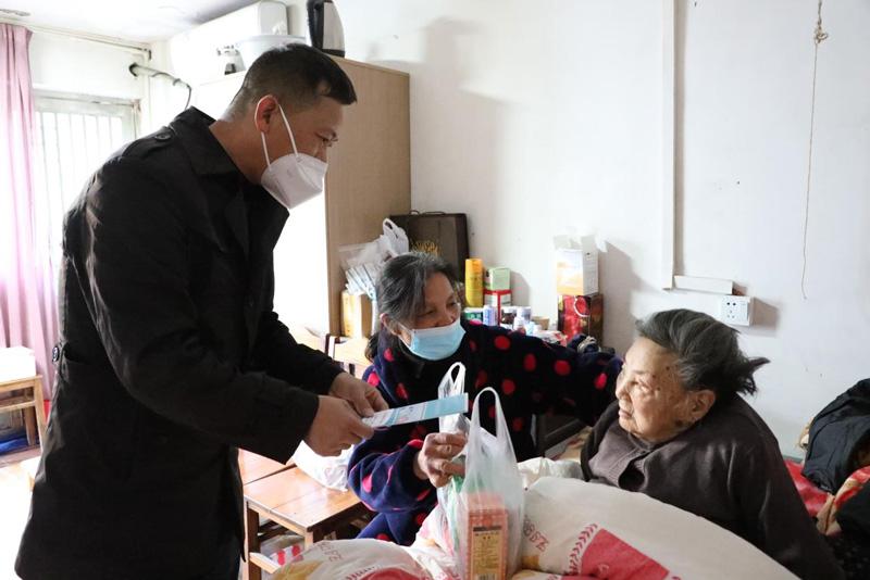 疫情防控社区送蔬菜包,防疫志愿者上门送药