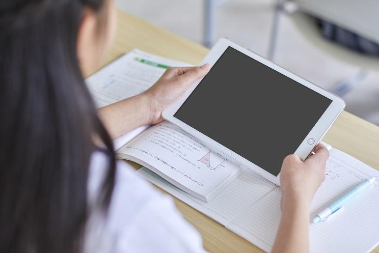 变相要求学生买平板：智慧教育成本不能让家长“一肩挑”丨九派时评