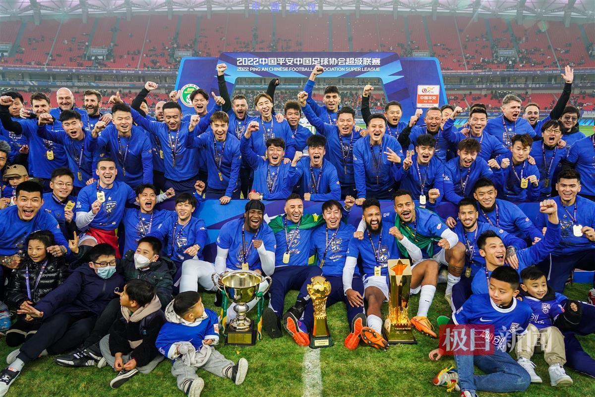 武汉三镇捧起火神杯,武汉三镇冠军奖杯火神杯