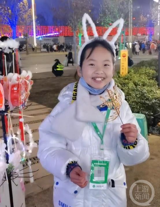 小学生春节摆摊赚钱,四川一名小学生摆摊半月赚万元