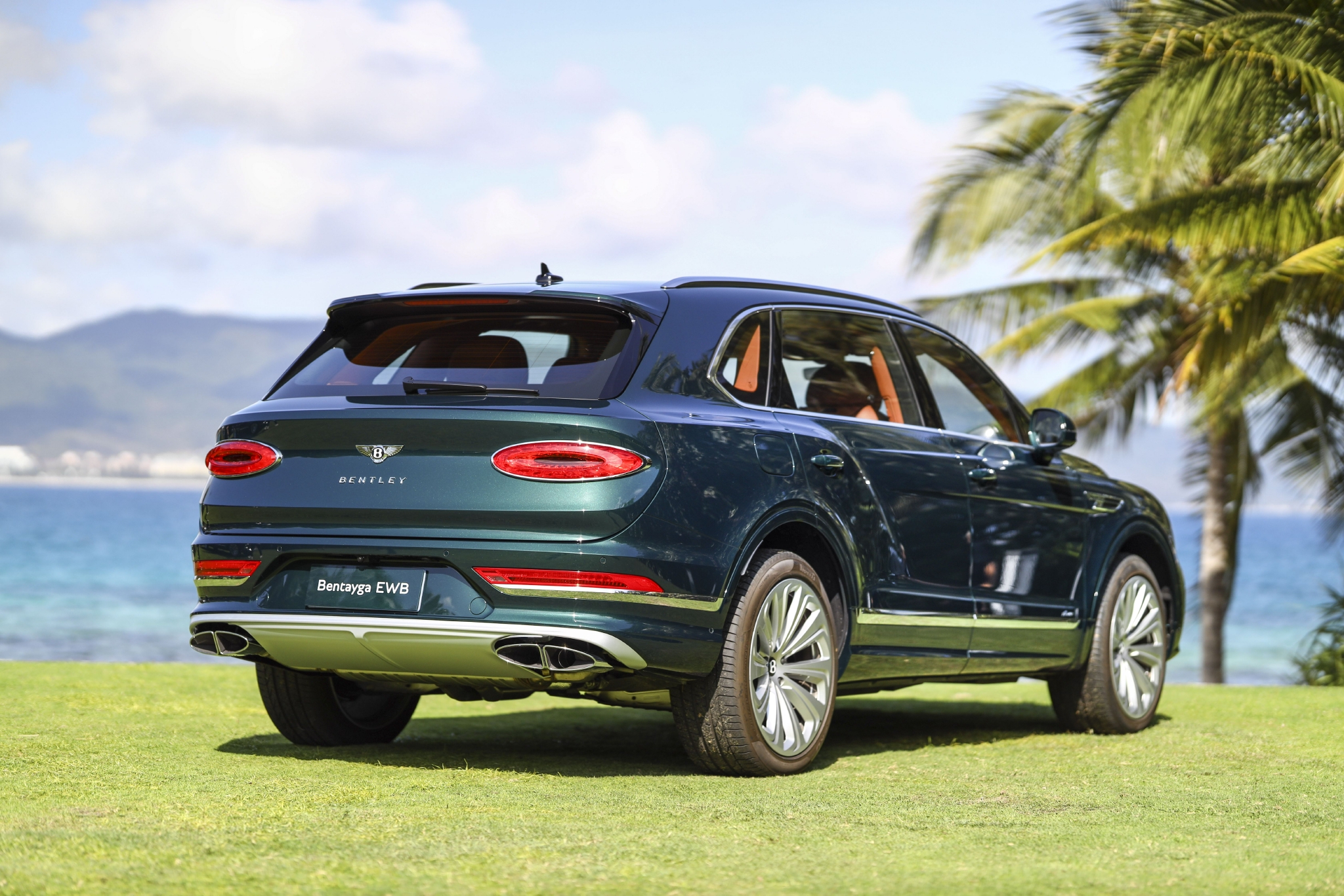 宾利添越bentaygaspeed,2023款宾利添越4.0黑武士落地价