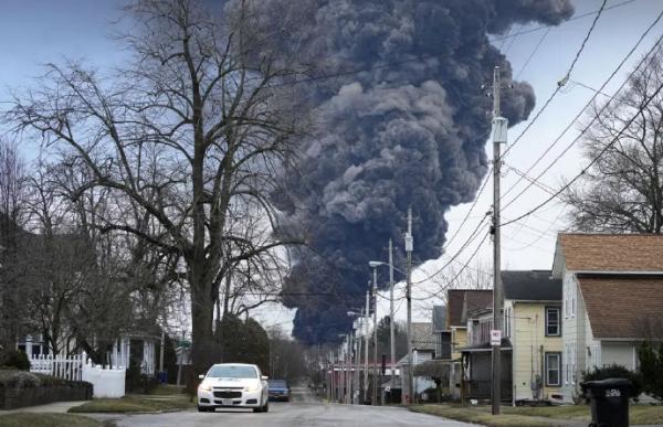 美国发生严重油泄漏事故,美国罐车又侧翻剧毒硝酸泄漏