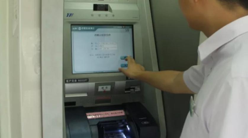 银行卡被atm吞卡不取有没有事,为什么银行卡被atm吞了银行不通知